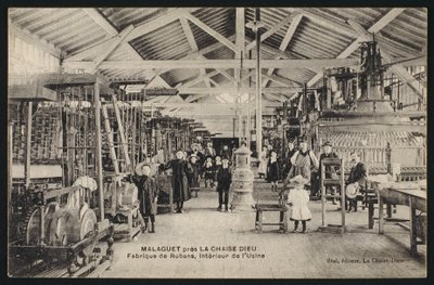 Postkort, der viser en fremstilling af bånd i Malaguet, nær La Chaise Dieu, Haute-Loire, ca. 1900 af French Photographer
